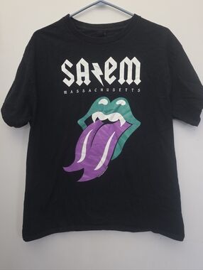 Salem Massachusetts USA Souvenir Graphic T-Shirt – Black Witchy Lips Design